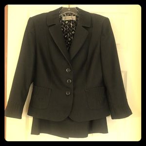 TAHARI 2Piece Skirt Suite Size 6